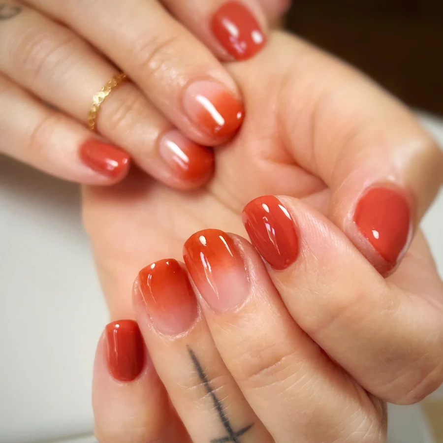 Ongles babycolor ombré rouge orangé et terracotta