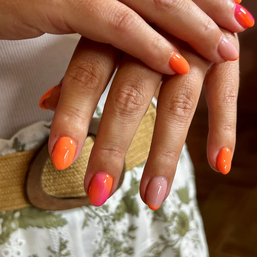 Nail art dégradé rose et orange réalisé chez Tulipe Noire