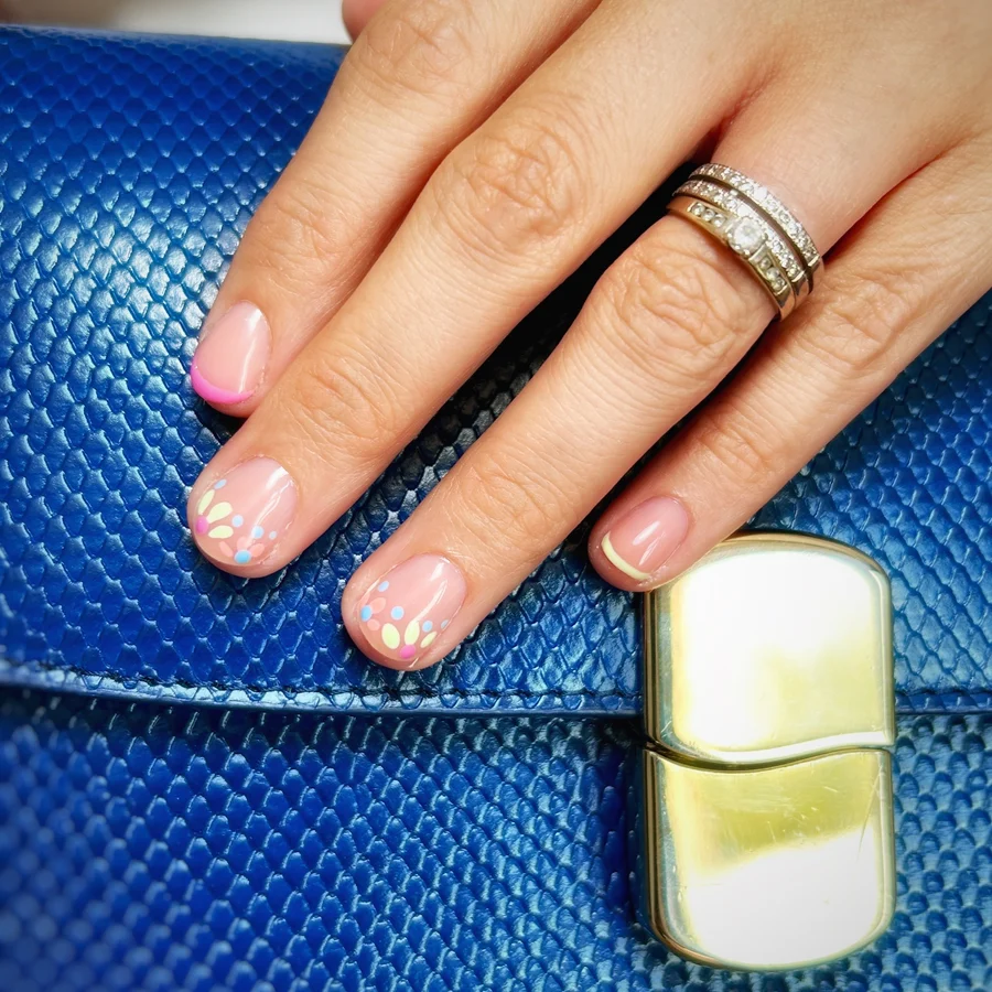 Nail art pastel sur ongles nude réalisé chez Tulipe Noire